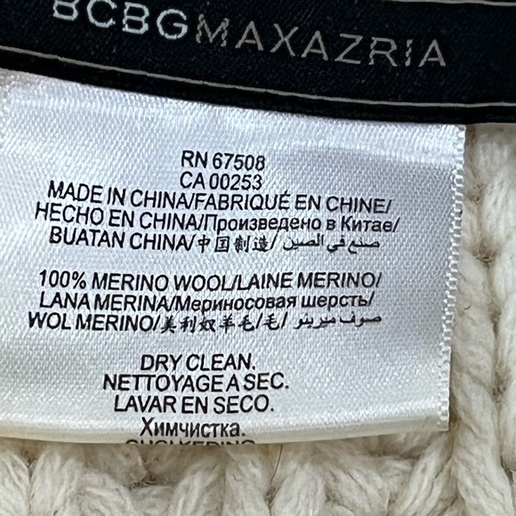 BCBG Maxazria Zipper Scarf 100% merino wool. It measures 26 inches long. - Picture 2 of 6